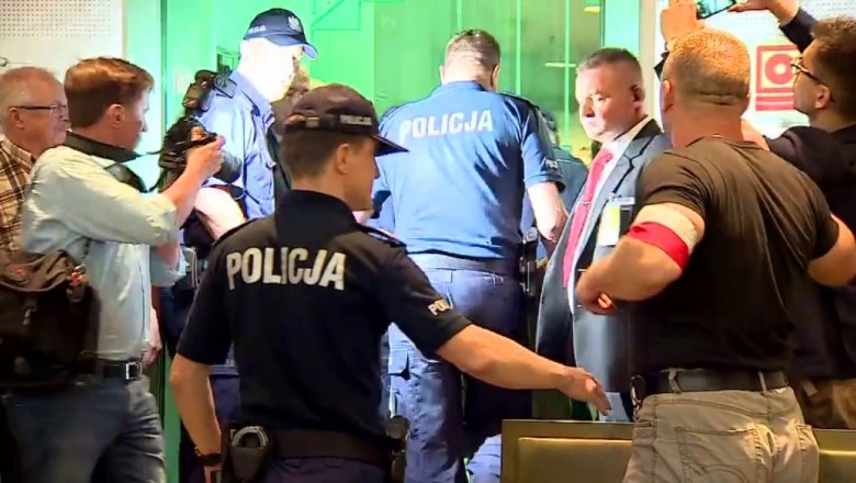 Poniosło gościa. Próbował wyrwać pistolet policjantowi na sali sądowej 