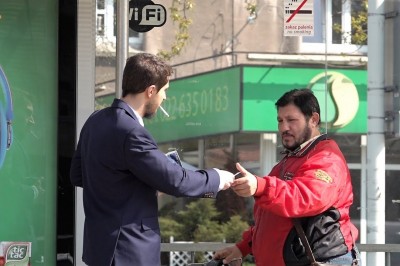 Ziomek daje łapówki przypadkowym ludziom na ulicy. Drugi gość pozamiatał