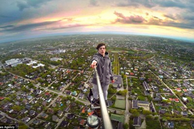 Jak niebezpieczne mogą być selfie? Zaskoczą Cię liczby ile osób ginie co roku robiąc sobie zdjęcie