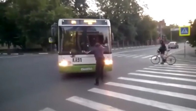 Seba postanowił zatrzymać autobus miejski. Kierowca szybko sobie z nim poradził