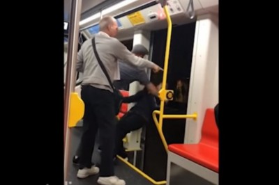Mieli już dosyć jego muzyki w tramwaju, więc postanowili go wyrzucić za drzwi