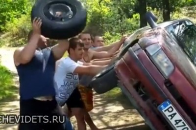 Chłopaki chcieli wymienić koło bez lewarka. Wszystko szło dobrze do czasu