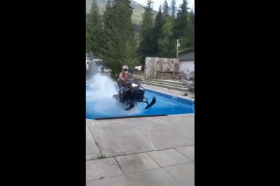 Ziomek chciał zrobić popis na basenie skuterem śnieżnym. Szybko tego pożałował 