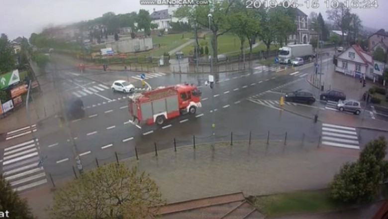 Wypadek wozu strażackiego na skrzyżowaniu. Wjechał w dom jadąc na akcję