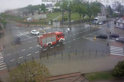 Wypadek wozu strażackiego na skrzyżowaniu. Wjechał w dom jadąc na akcję