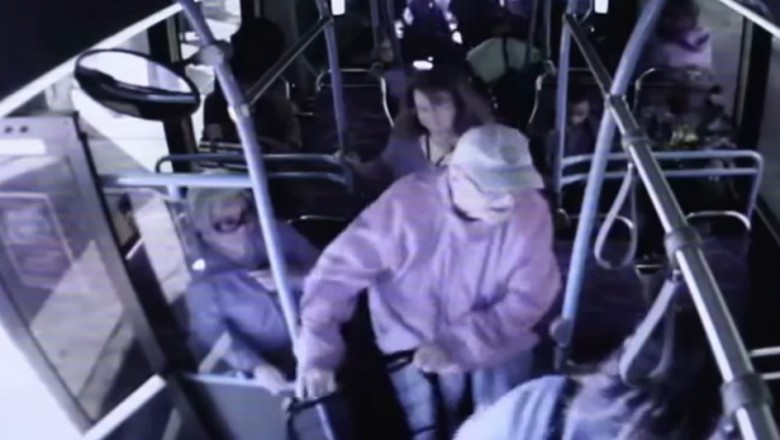 Wypchnęła 74-letniego dziadka z autobusu. Postawiono jej najcięższy zarzut