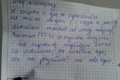 Zostawiła liścik kierowcy, który zajął jej prywatne miejsce parkingowe. On postanowił odpowiedzieć