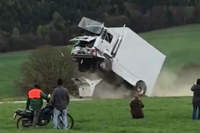 Hardkorowy test zderzeniowy. Wsiadł do ciężarówki i walnął w beton 