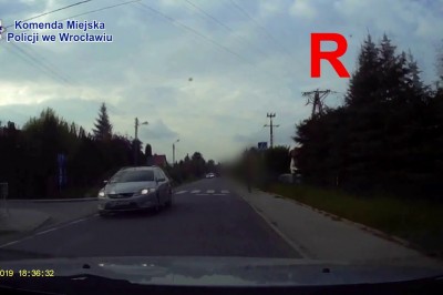 Patrząc w telefon weszła wprost pod samochód. Bez szans na wyhamowanie