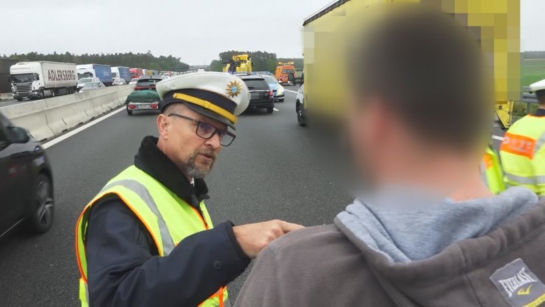 Wkurzonemu policjantowi puściły nerwy na autostradzie, zaczął krzyczeć na gapiów