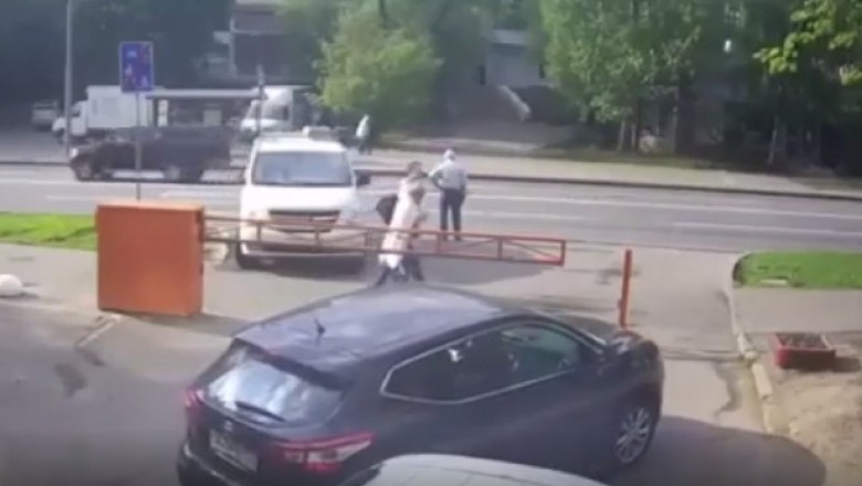 Desperat w akcji. Rozwalił swojego SUVa byle tylko wyjechać z parkingu 