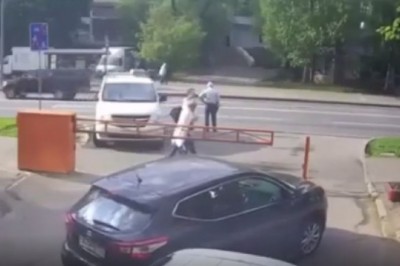 Desperat w akcji. Rozwalił swojego SUVa byle tylko wyjechać z parkingu 
