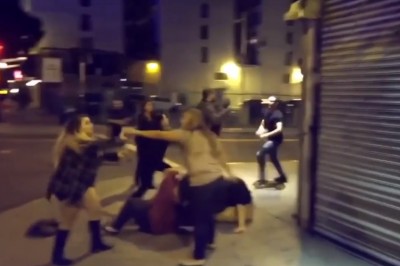 Ziomek wykorzystał moment podczas ulicznej szarpaniny dziewczyn