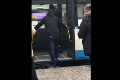 Dwóch Sebixów leje gościa w autobusie miejskim w Rybniku 
