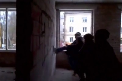 Osiedlowe chłopaki kontra ściana w bloku. Szybko pożałowali tego wyburzania 