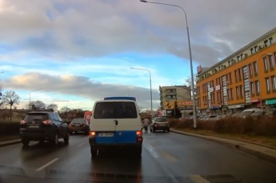 Zaparkowała sobie auto na drodze i poszła na zakupy. Mistrzowska akcja we Wrocławiu 