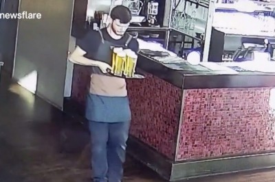 Kelner i jego kiepski dzień w pracy. Jego mina mówi wszystko 