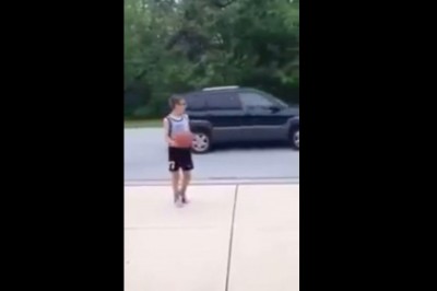 Kiedy młody Seba chce zaczepić dziewczynę na osiedlu, ale nie wie jak to zrobić