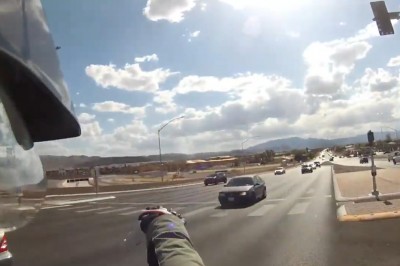 Potężny dzwon motocyklisty. Wjechał w ścianę, a jego motocykl stanął w płomieniach