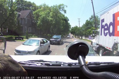 Kurier nie zaciągnął ręcznego i poszedł z paczką do klienta