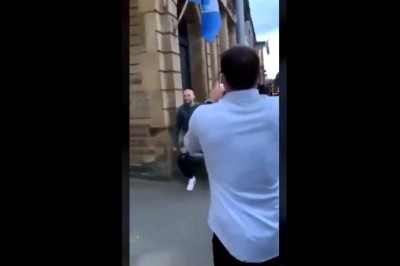 Łysy postanowił zaimponować chłopakom i pokazać sztuczkę na ulicy