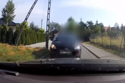 Znalazła prawko w czipsach? Chyba chciała pokazać kto tu jest królową wioski 