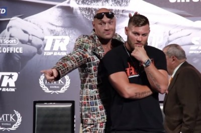 „Może dasz nam po buziaczku?” Gość rozwala system podczas prezentacji zawodników