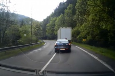 Wjechał pomiędzy dwa TIRy na zakręcie. Zabrać prawko to chyba za mało