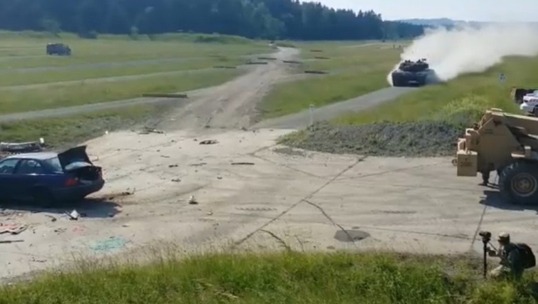 Rozpędzony czołg kontra samochód. Tak się bawią żołnierze 