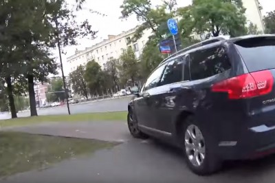 Cwaniak z Citroena zrobił sobie drogę ze ścieżki rowerowej