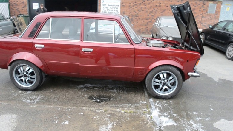 Fiat 125p z silnikiem V8 od Forda Mustanga. Brzmi pięknie 