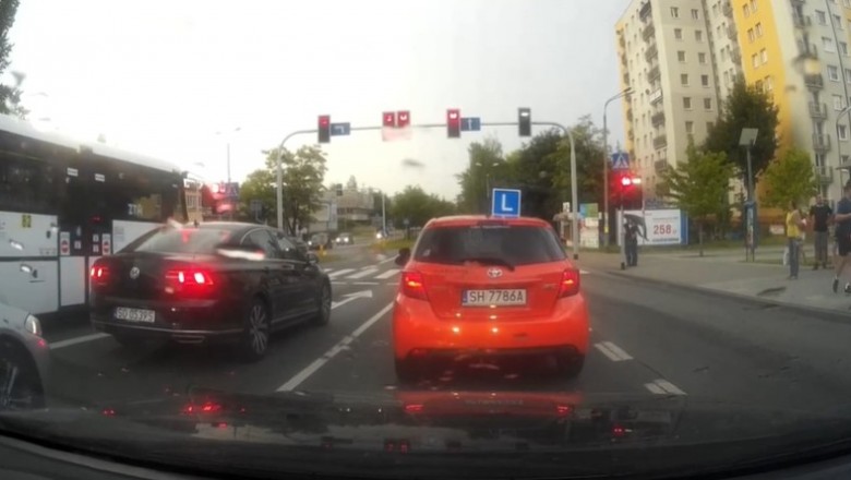 Kierowca autobusu zagiął ludzi na przystanku. Takiego podjazdu jeszcze nie było