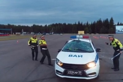 Dachowanie radiowozem podczas pokazu. Panowie się nie popisali