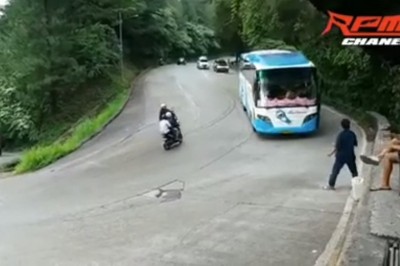 Kierowca autobusu wyskoczył w trakcie jazdy. Niebezpieczna akcja na zakręcie 