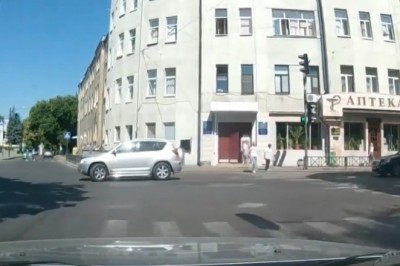 Nawalony kierowca kontra dziewczyna na przejściu. Wystarczy moment nieuwagi