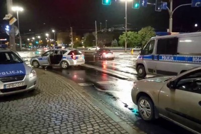 Wrocławscy policjanci dają popis jazdy na prostej drodze