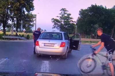 Dwie policjantki w radiowozie, które chyba nie do końca ogarniają jazdę 