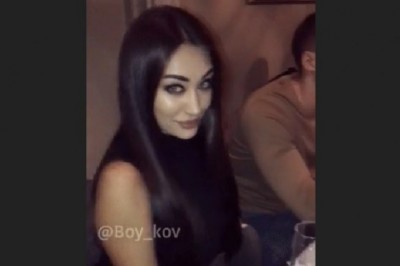 Dziewczyna pokazała swój talent na imprezie. Mina chłopaka bezcenna