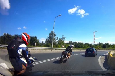 Motocykliści z problemem. Za ciasno podczas wyprzedzania na podwójnej ciągłej