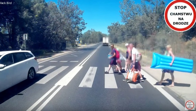 Skandaliczne zachowanie kierowców na przejściu dla pieszych. Tak dochodzi do potrąceń 