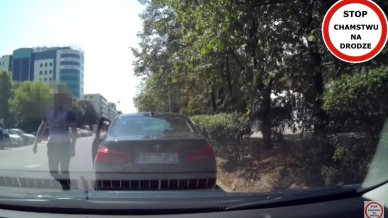 Typ z BMW spycha auto z drogi. Gdy usłyszał o policji od razu uciekł