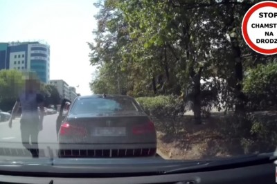 Typ z BMW spycha auto z drogi. Gdy usłyszał o policji od razu uciekł 