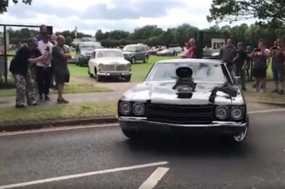 Chciał dać popis, a skasował na murze swoją super furę z 1970 roku 