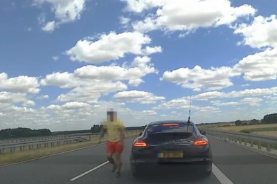 Mocna akcja na S8. Gość wyskoczył z Porsche i zaczął kopać auto