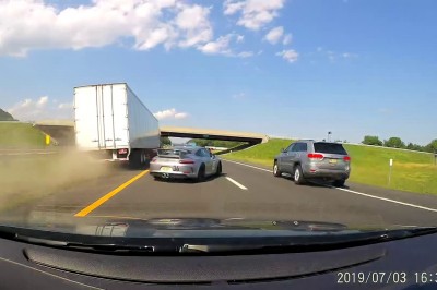 Kierowca Porsche 911 w ostatniej chwili unika rozpędzonej ciężarówki