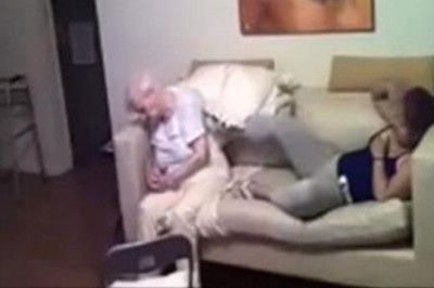 Córka zainstalowała ukrytą kamerę i zobaczyła, co opiekunka wyprawia z jej chorą na Alzheimera mamą