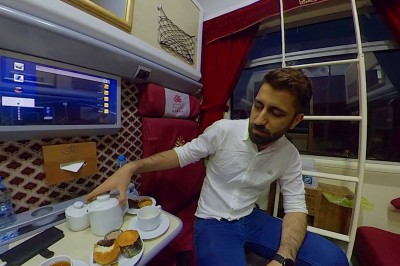 „Luksus” za 10 euro. Tak wygląda od środka irański nocny pociąg Zendegi.