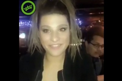 Zdolna blondyna zagina chłopaków w barze. Nie mogli uwierzyć w to co zobaczyli