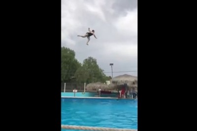 Nie ma to jak wakacje z teściową. Mistrzowski zjazd ze skoczni wodnej