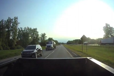 Ogromna ciężarówka kontra osobówki. Gość nawet nie hamował 